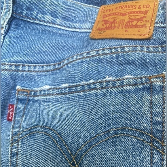 Levi’s 501 button fly size 29 medium wash distressed shorts. Just like new! - Picture 8 of 15